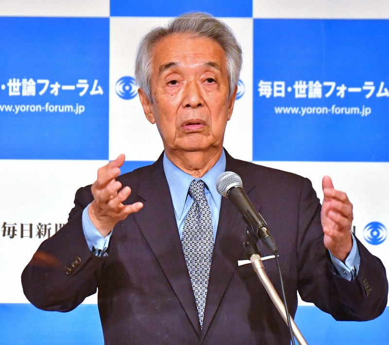 毎日・世論フォーラムで講演する伊吹文明氏=福岡市博多区で2021年11月10日午後1時16分、野田武撮影