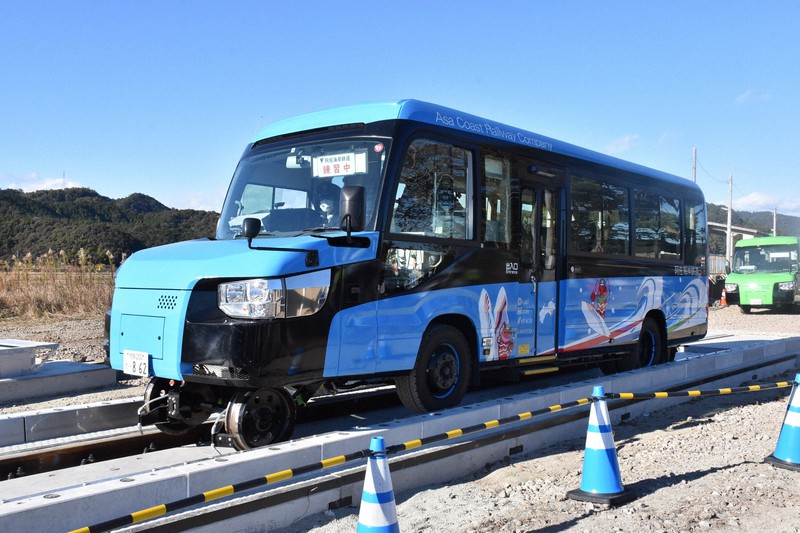 車体下から車輪を出し、バスモードから鉄道モードへ変更したDMV=徳島県海陽町の阿波海南駅で2020年12月15日、岩本桜撮影