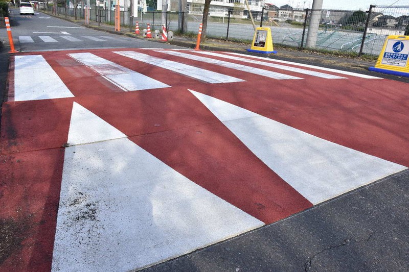 スムーズ横断歩道」 段差つけ車の速度抑制 通学路で実証実験 | 毎日新聞