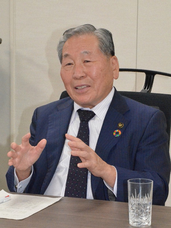 退任の記者会見で、市政を振り返る高橋努市長=埼玉県越谷市役所で2021年11月10日、武田良敬撮影