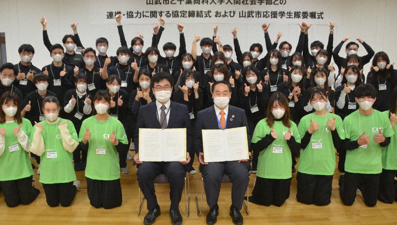 山武市をアピールしようと意気込む応援学生隊のメンバーら=千葉県山武市で