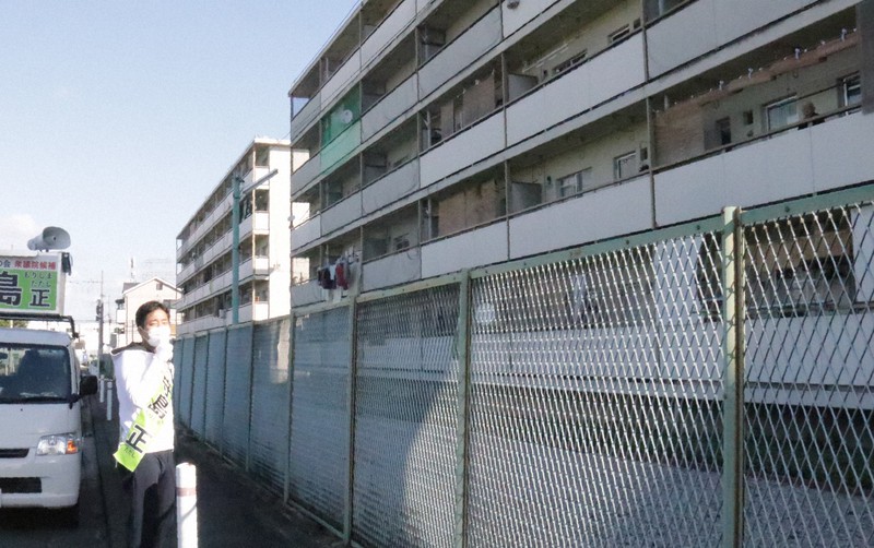 市営住宅に向かって演説する維新の守島正氏=大阪市平野区で2021年10月23日午前9時14分、田畠広景撮影