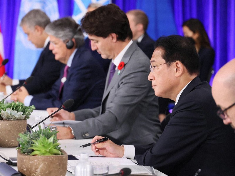 COP26の首脳級会合に臨む岸田文雄首相(手前)=首相官邸のツイッターアカウントより