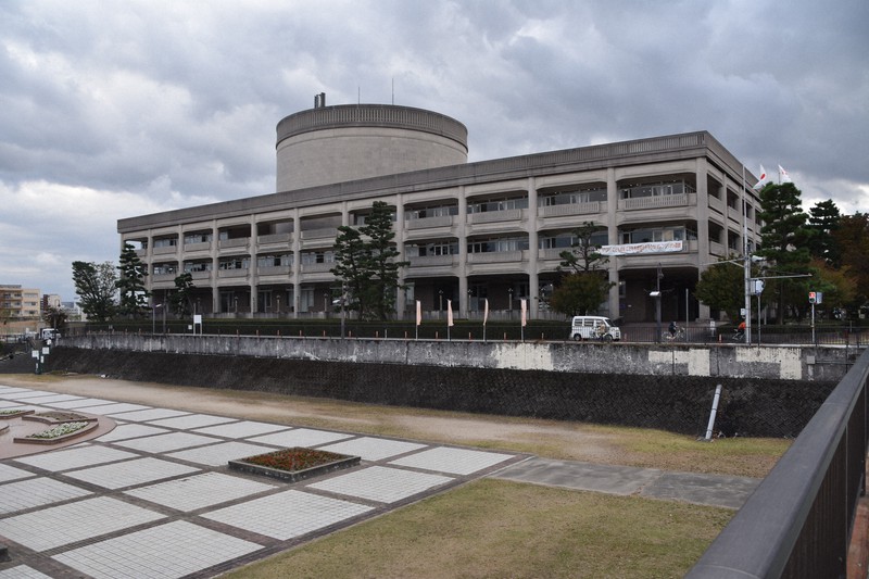 兵庫県宝塚市役所の庁舎=同市で2021年11月11日午後1時59分、土居和弘撮影