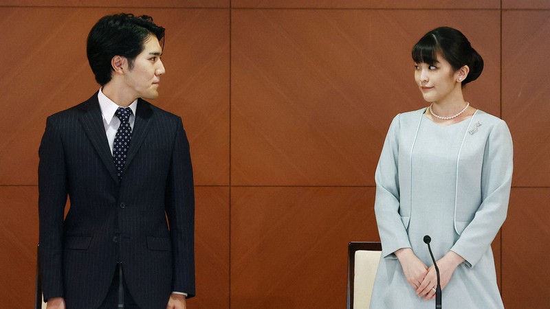 結婚の記者会見を終え、顔を見合わせる小室圭さんと眞子さん=東京都内のホテルで2021年10月26日(代表撮影)