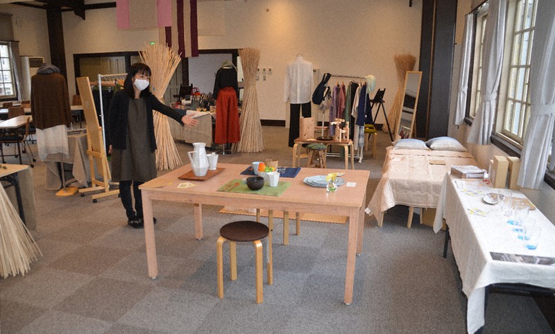 滋賀大生が県産品を集めたモデルルーム=滋賀県愛荘町愛知川で、伊藤信司撮影
