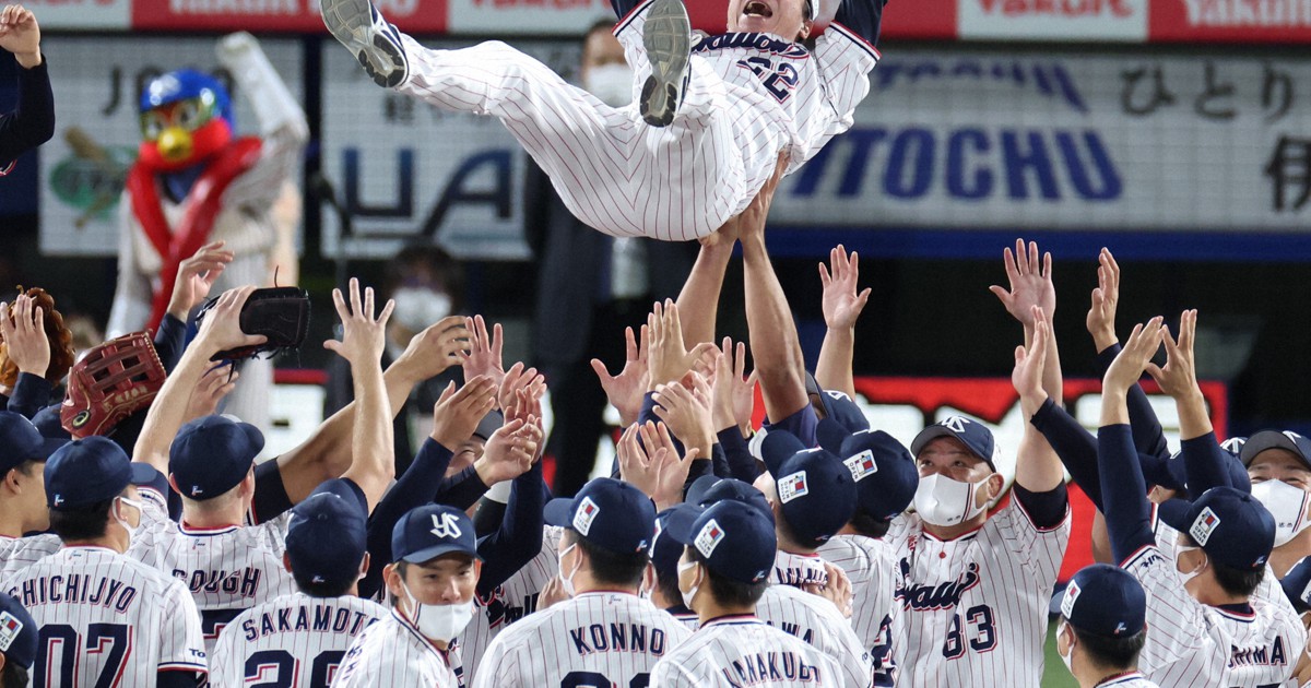 ヤクルト・高津監督、念願の神宮で胴上げ「必ず日本一になります