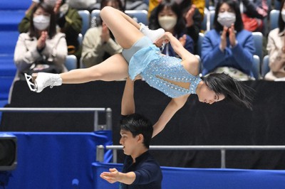 ペアのショートプログラムで演技する三浦璃来、木原龍一組＝東京・国立代々木競技場で2021年11月12日、手塚耕一郎撮影