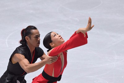 アイスダンスのリズムダンスで演技する村元哉中、高橋大輔組＝東京・国立代々木競技場で2021年11月12日、手塚耕一郎撮影