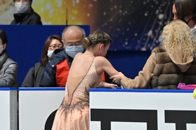 女子ショートプログラム直前の練習時にジャンプで転倒し、リンクから出るロシアのダリア・ウサチョワ＝東京・国立代々木競技場で2021年11月12日、手塚耕一郎撮影