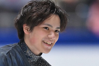 男子ショートプログラムの演技を終え、笑みを浮かべるSPで首位に立った宇野昌磨＝東京・国立代々木競技場で2021年11月12日、手塚耕一郎撮影