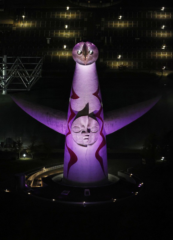 イソピータワーモデル In Photos: Osaka's iconic Tower of the Sun lit in purple to