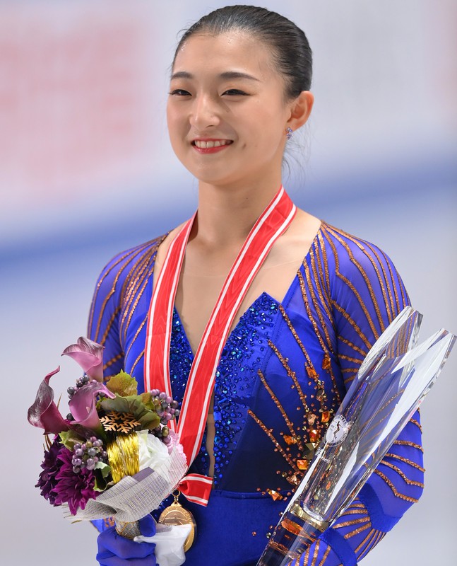 女子シングルで優勝し、表彰式で笑顔を見せる坂本花織＝東京・国立代々木競技場で２０２１年１１月１３日、手塚耕一郎撮影