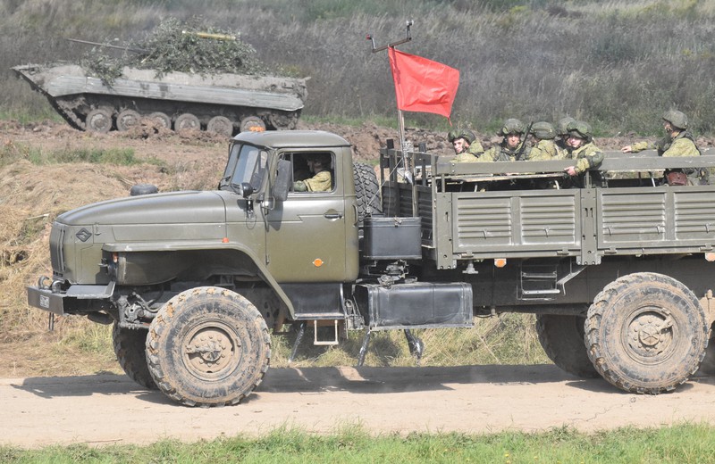 ロシア軍の演習「ザーパド2021」で輸送車に乗り、前線に向かう兵士=ロシア西部カリーニングラード州で2021年9月11日、前谷宏撮影
