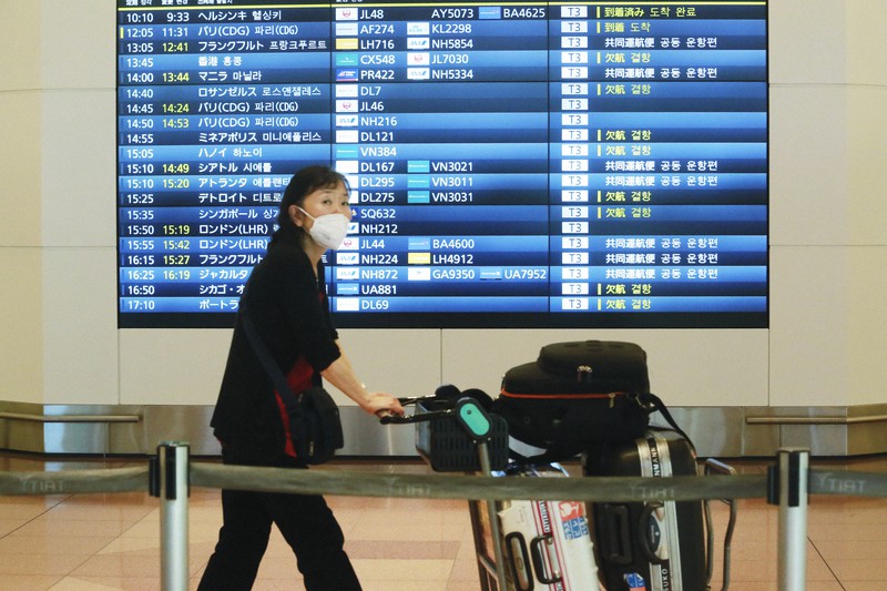日本の入国制限が緩和された8日、海外から羽田空港に到着した国際便の乗客=東京都大田区で2021年11月8日、AP