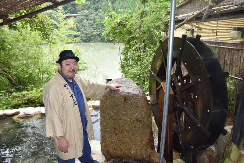 復活した湖泉閣吉乃屋の名物水車と館主の植村賢一さん=十津川村で2021年9月21日午前10時58分、吉川雄飛撮影