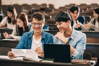 米国では大学の学費の高騰が社会問題になっている