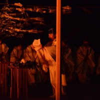 神々を迎える祝詞をとなえる出雲大社の神職＝島根県出雲市の稲佐の浜で2020年11月14日午後7時3分、小坂春乃撮影