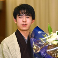 竜王を奪取して最年少4冠を達成し、花束を贈られ笑顔を見せる藤井聡太新竜王＝山口県宇部市で2021年11月13日午後7時56分、徳野仁子撮影