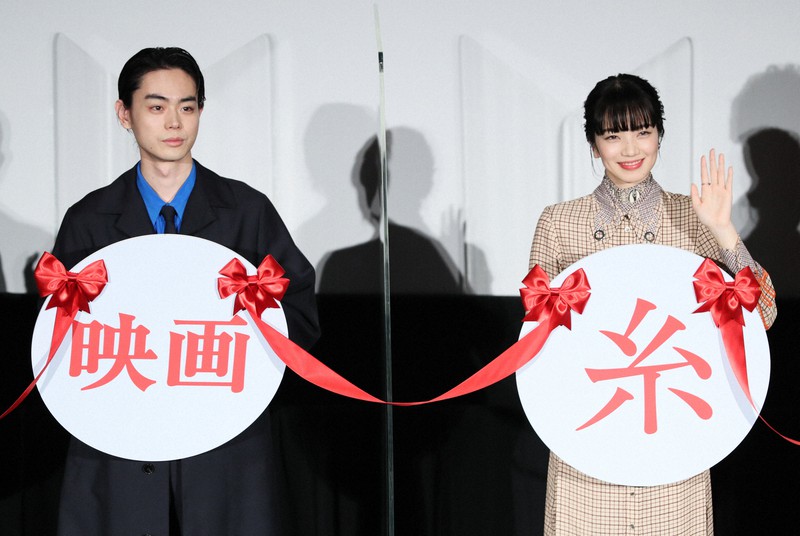映画「糸」の初日舞台挨拶で、記念撮影に応じる主演の菅田将暉さん(左)と小松菜奈さん=東京都港区で2020年8月21日、吉田航太撮影