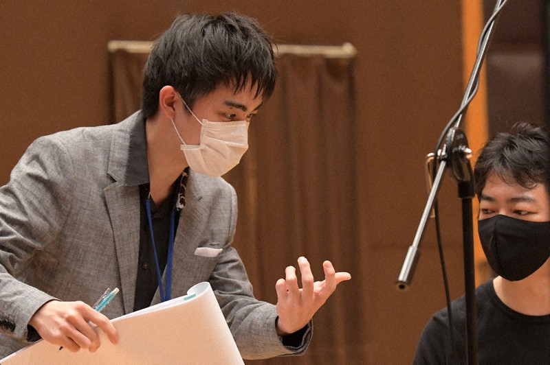 演奏者と打ち合わせをする日本音楽コンクール作曲部門3位の室元拓人さん(左)=東京都渋谷区で、内藤絵美撮影