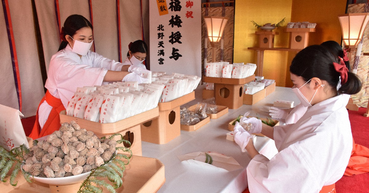 京都・北野天満宮で大福梅の包装始まる みこがコロナ終息願い | 毎日新聞