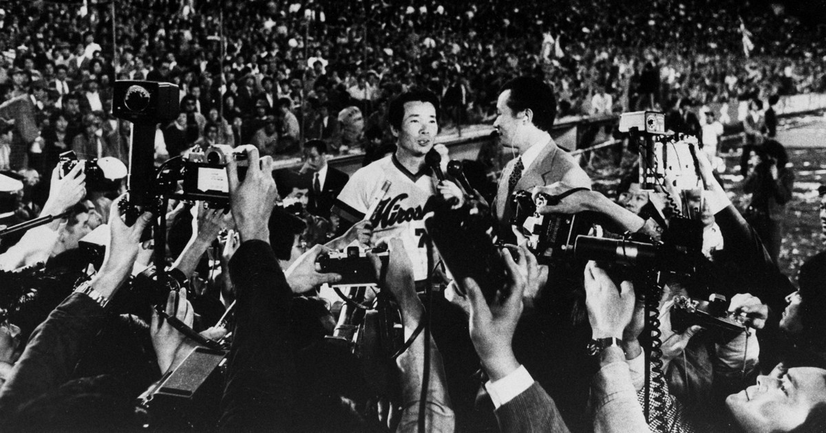 【限定品】シリアル入り サイン入り記念写真 古葉竹識監督優勝胴上げ 広島市民球場 限定品】シリアル入り サイン入り記念写真 古葉竹識監督優勝胴上げ