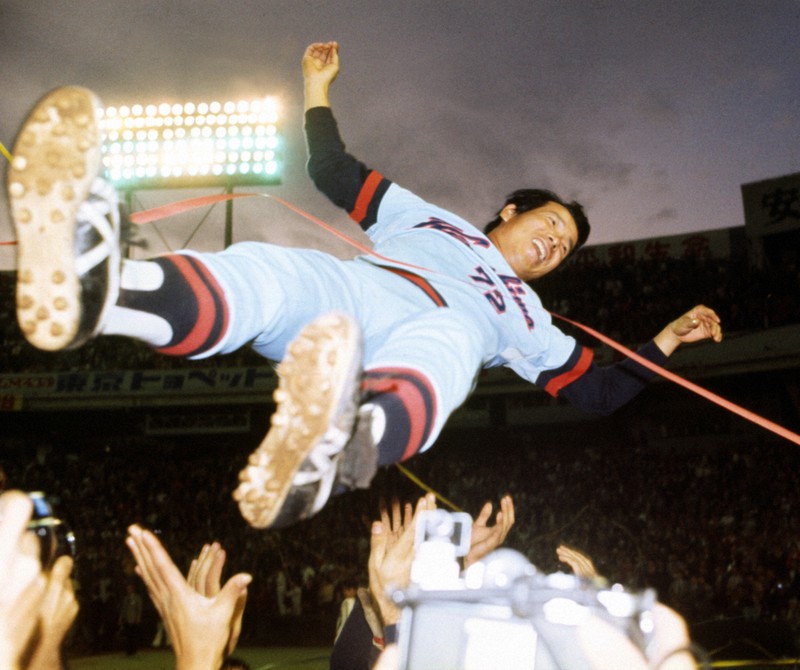 【限定品】シリアル入り サイン入り記念写真 古葉竹識監督優勝胴上げ 広島市民球場 限定品】シリアル入り サイン入り記念写真 古葉竹識監督優勝胴上げ