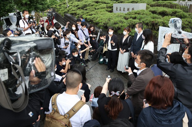 who chooses the supreme court justices