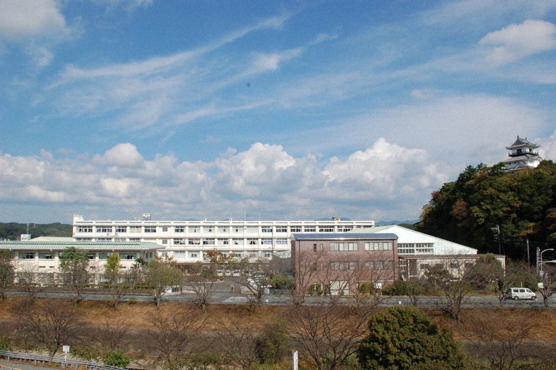 掛川城(右上)に寄り添うように建つ静岡県立掛川西高の校舎=掛川市城西で2021年11月4日午前10時45分、福沢光一撮影