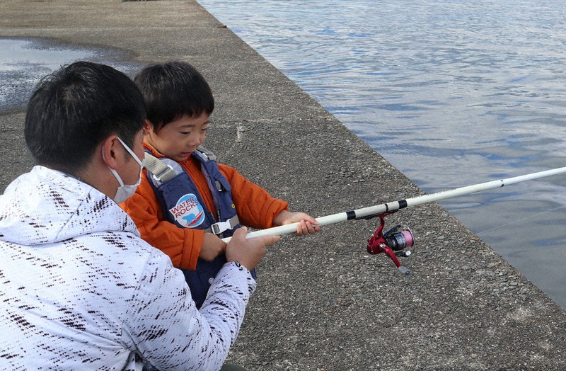 訪ねてみました 武庫川一文字 兵庫県 武庫川河口沖 船に乗り人気の釣り場へ 毎日新聞