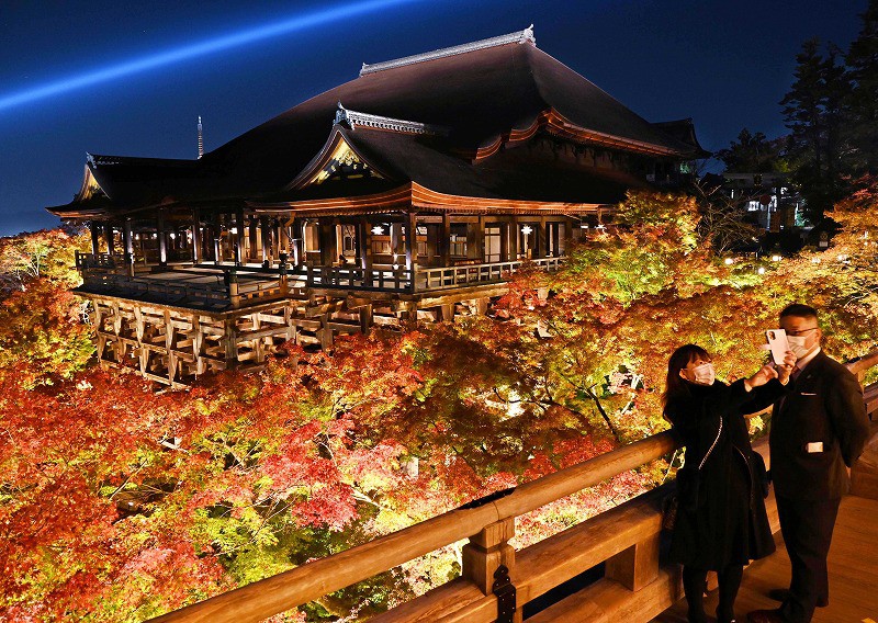 色づくモミジ、舞台に映え 清水寺で18日から夜間特別拝観 [写真特集1/5