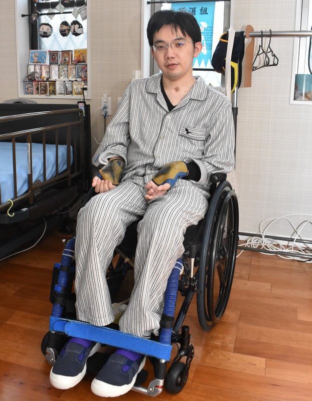 「私の体は一生戻らない。家族の平穏な生活も戻らない」と語る内川起龍さん＝東京都内の自宅で2021年11月16日午後3時27分、遠山和宏撮影