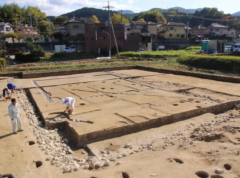 清水谷遺跡で見つかった石組み護岸の人工池の遺構=奈良県高取町で2021年11月17日午前10時34分、姜弘修撮影