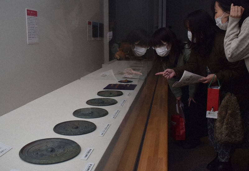 赤塚古墳で出土した5面の三角縁神獣鏡が展示されている特別展