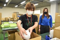 初めて訪れた物流拠点で梱包作業をする山口凌平さん（左）＝東京都品川区で2021年10月13日午前11時30分、松山文音撮影
