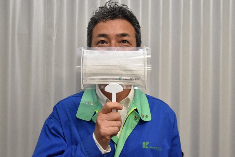 東大阪市の雑貨メーカー「カワキタ」が開発した商品「マスクッチ」=東大阪市荒川2で2021年4月20日午前11時32分、益川量平撮影