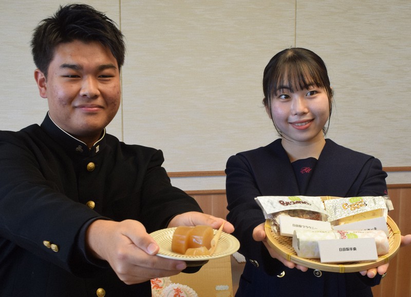 日田梨のオリジナル品種「豊里」で開発したスイーツをアピールする川津さん(左)と三笘さん=県庁で2021年11月17日午前11時51分、津島史人撮影