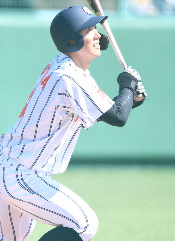 都市対抗野球の北関東2次予選で本塁打を放つ豊田寛外野手。約1週間後のプロ野球・ドラフト会議では阪神から6位指名を受けた=茨城・日立市民運動公園野球場で2021年10月3日、前田梨里子撮影