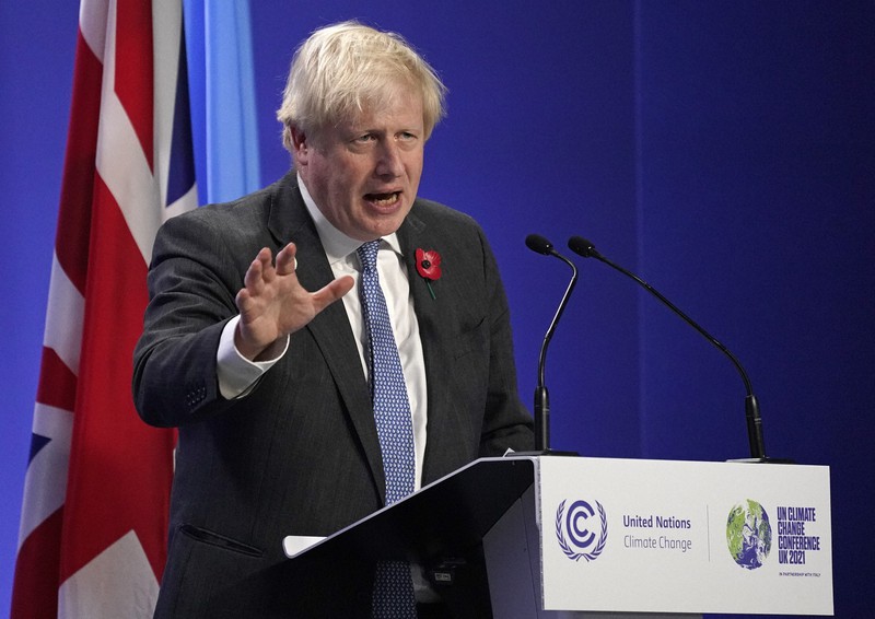 COP26の会合でスピーチするジョンソン英首相=2021年11月2日、AP