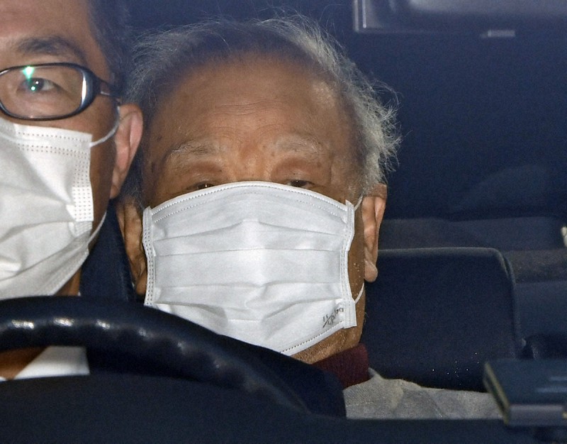 送検される横山孝容疑者=堺市美原区で2021年11月19日午前8時32分、山崎一輝撮影