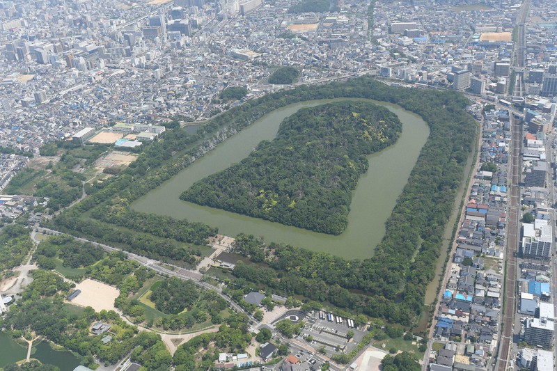 発掘調査が行われている大山古墳(仁徳天皇陵)=2019年6月6日、本社ヘリから山崎一輝撮影