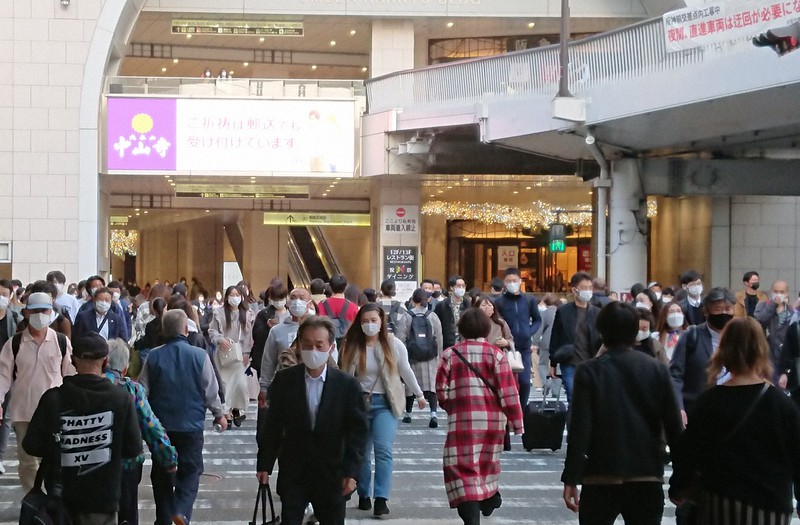 新型コロナウイルスの感染が落ち着き、人出が戻ってきた梅田の街=大阪市北区で2021年11月19日午後3時26分、近藤諭撮影