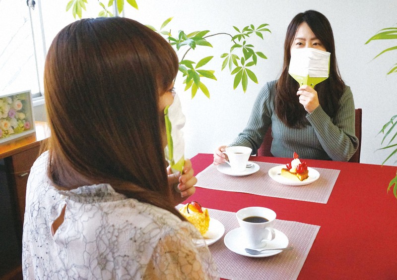 Convenient mask holders for mealtime use developed in west Japan The
