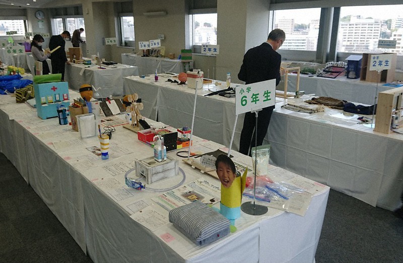 神奈川県青少年創意くふう展覧会の作品審査の様子=横浜市中区で2021年11月19日、田中成之撮影