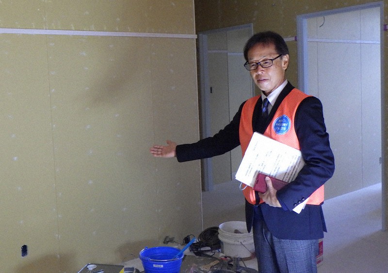 子どもたちが完成させる創造エリアの壁を案内する大沢孝明教育長=愛知県長久手市岩作で2021年11月10日、荒川基従撮影