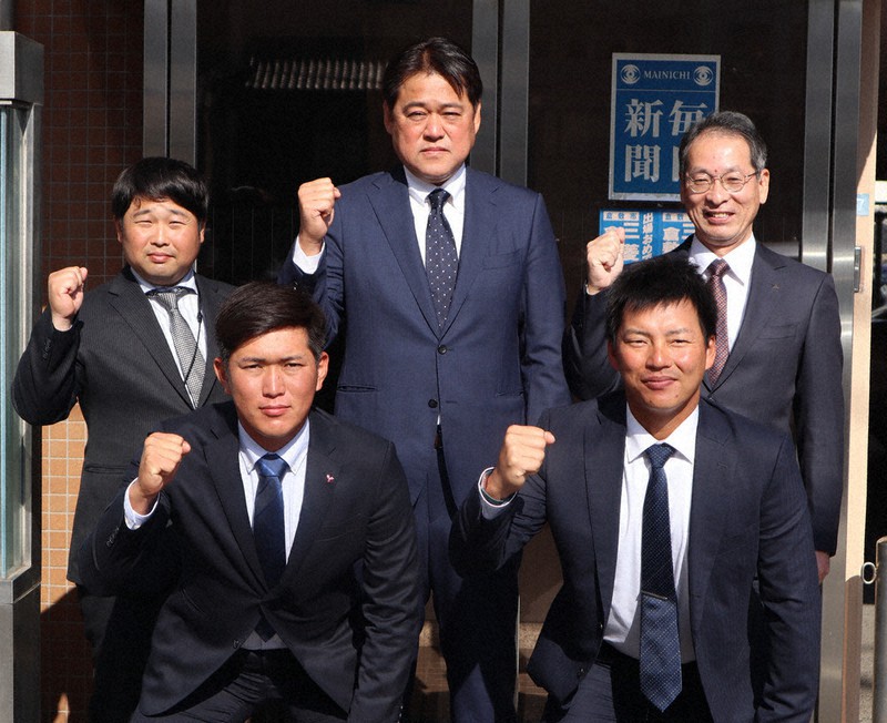 健闘を誓う三菱自動車倉敷オーシャンズの首藤章太監督(後列中央)ら=岡山市北区柳町の毎日新聞岡山支局前で2021年11月19日午前10時58分、堤浩一郎撮影