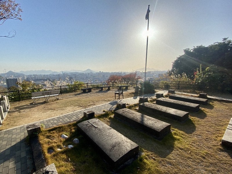 日仏友好支えた墓地、知って フランス兵7人が眠る 南区・比治山 追悼