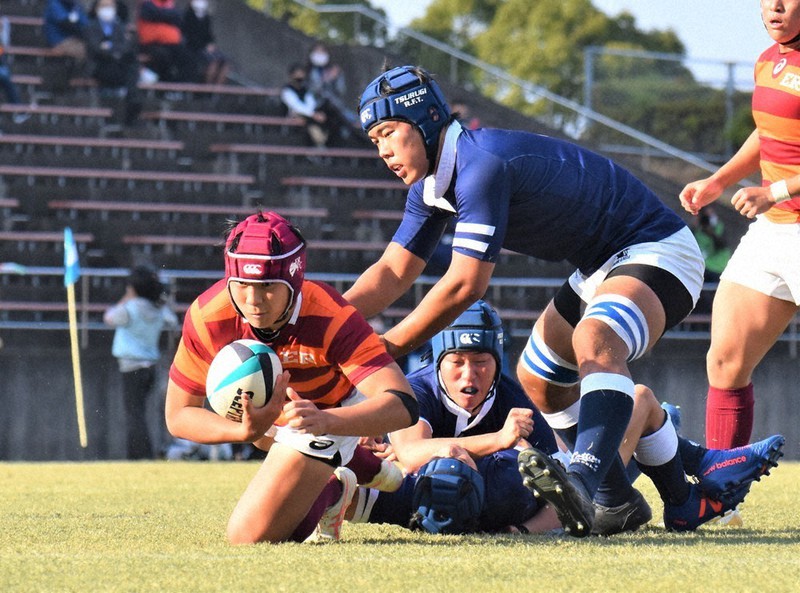 【城東ーつるぎ】前半25分、城東のセンター浅尾(左)が飛び込んでトライを決め、再びリード=徳島市入田町の市球技場で、2021年11月20日午後2時33分、国本ようこ撮影