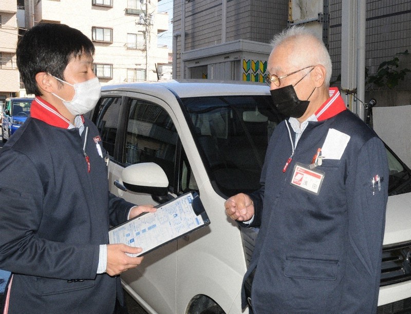 井桁真純所長(左)と打ち合わせをする浅田政彦さん=千葉県浦安市で